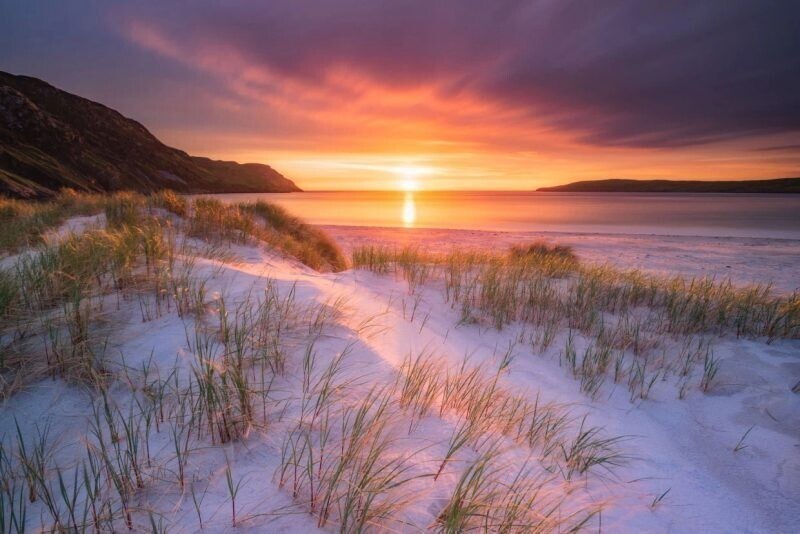Дюны Ардара в Северной Ирландии выглядят потрясающе в золотых лучах заходящего солнца.