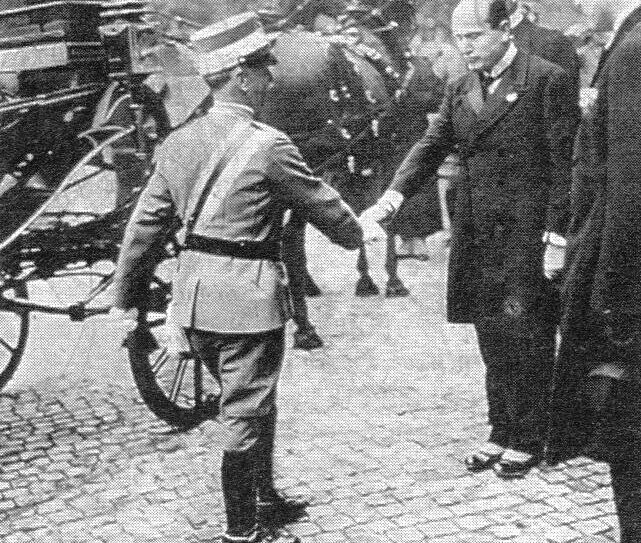 Король Виктор Эммануил и Муссолини во время осмотра велосипедистов. 1924
