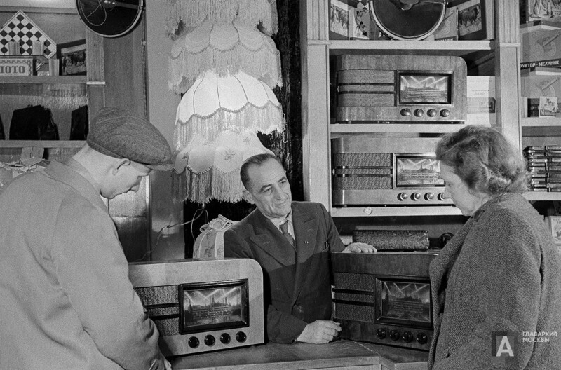 Отдел продажи радиоприёмников в Петровском Пассаже, универмаг в Ленинграде. Фото В. Евграфова. 1947