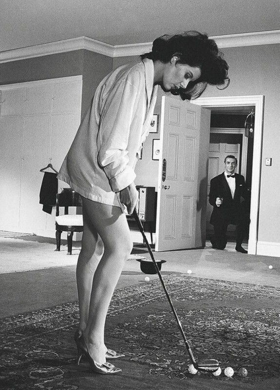 Юнис Гэйсон (Первая девушка Бонда) и Шон Коннери в фильме «Доктор Нет». 1962