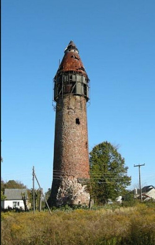 Корнево (Цинтен). Сельская водонапорная башня на бывшей Заарланд штрассе, 1914 года постройки. Была сильно повреждена во время Второй Мировой войны. В настоящее время не используется. ОКН
