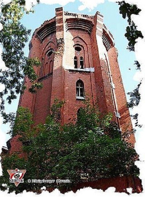 Башня входит в комплекс зданий бойни Розенау. Вошла в строй в 1895. Частично обвалилась.