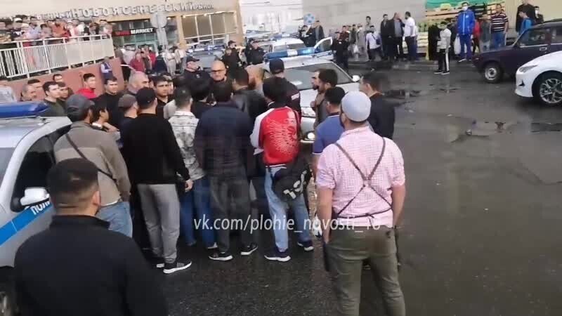 Толпа мигрантов напала на полицейских в Москве