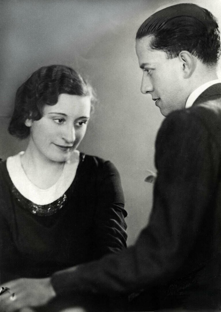 Эдда Муссолини со своим женихом графом Чиано Галеаццо, за которого она вышла замуж 24 апреля 1930