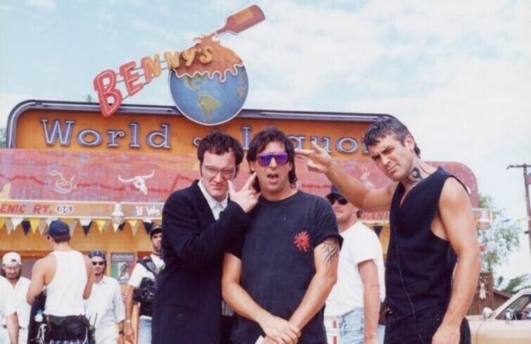 Квентин Тарантино, специалист по спецэффектам Томас Беллиссимо и Джордж Клуни на съемках фильма "От заката до рассвета", США, 1995 год