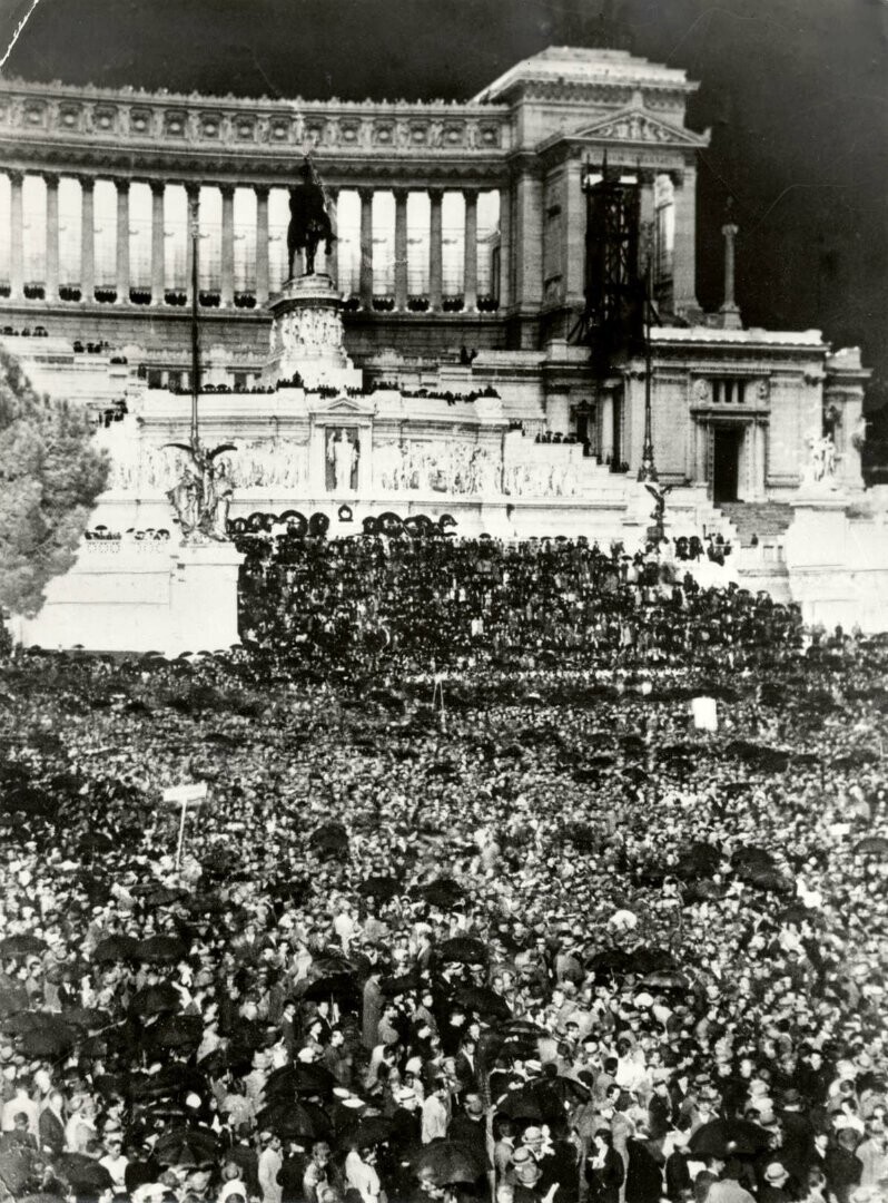 Толпа на площади Венеции в Риме во время выступления Муссолини по поводу военной мобилизации.1935.