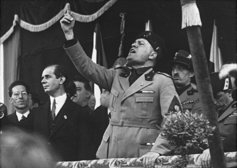  Бенито Муссолини на площади Дуомо в городе Милано. Май 1930 года