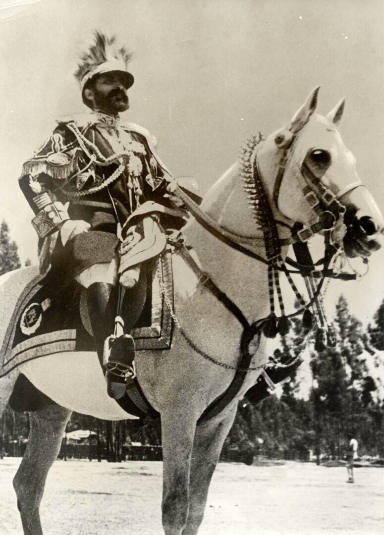 Хайле Селассие в полном обмундировании на белом коне