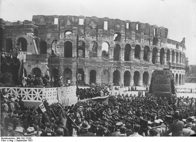 Муссолини выступает в римском Колизее перед фашистской молодежью страны