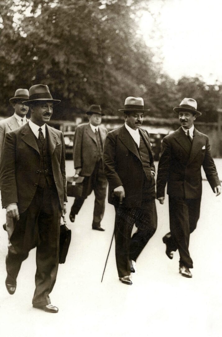 Французский премьер-министр Лаваль (слева) отправляется 5 сентября 1935 года на заседание Лиги Наций, где будет рассматриваться вопрос об итало-эфиопском конфликте