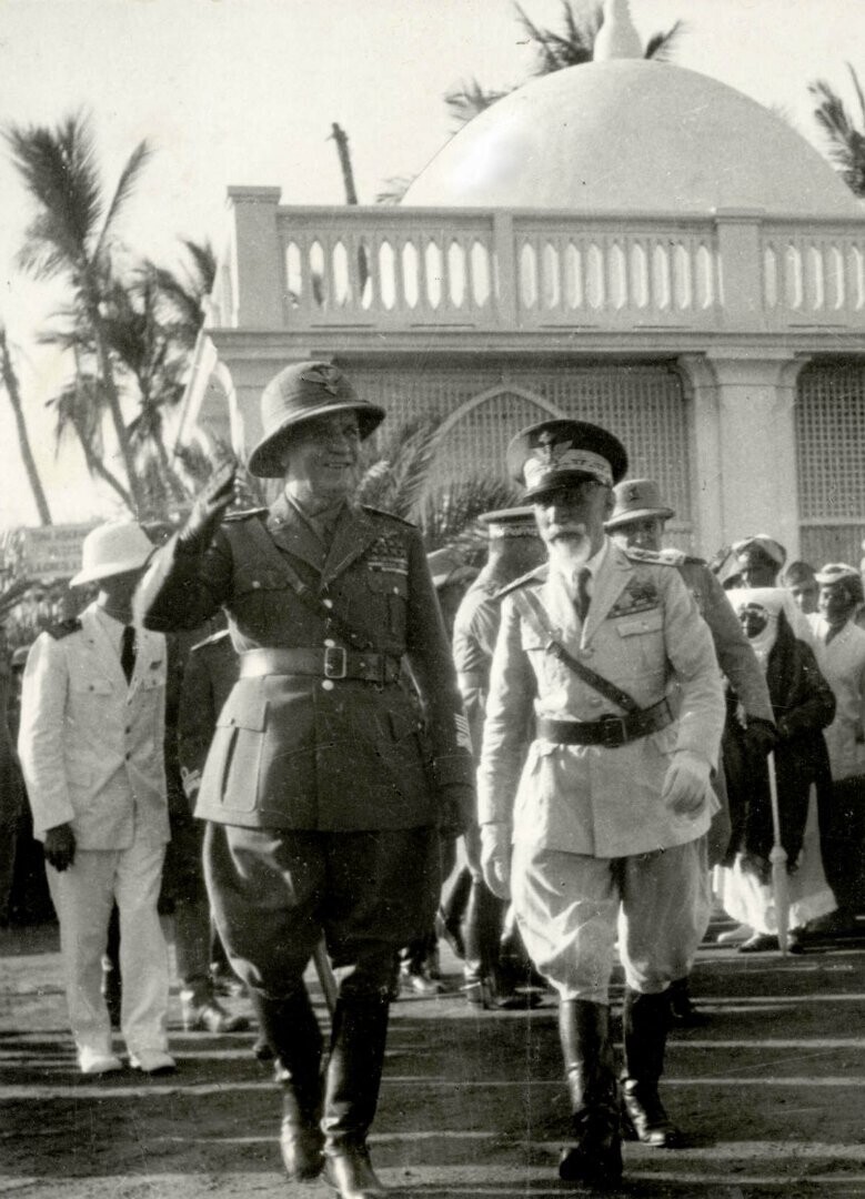Маршал Бадольо (слева) после смещения генерала Боно (справа, с бородой) в Асмэре. Ноябрь 1935 года.