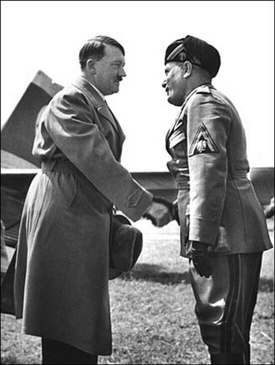 Адольф Гитлер и Бенито Муссолини во время встречи в Венеции в Италии 14 июня 1934 года