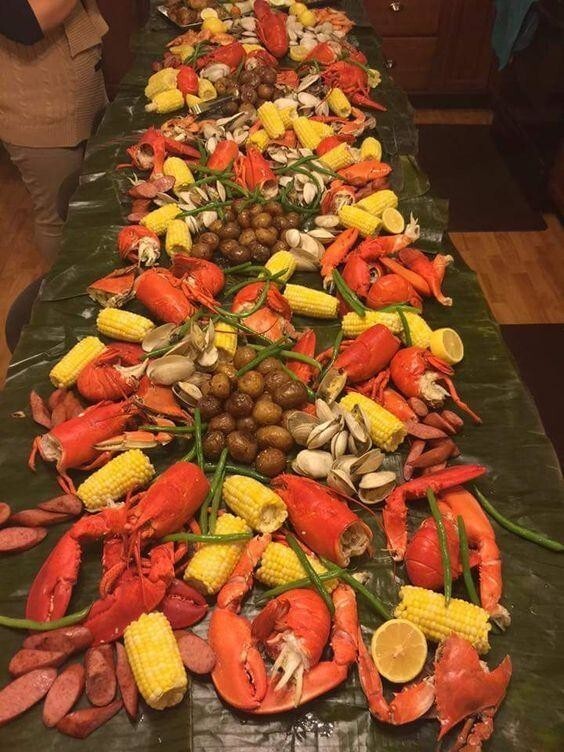 Такой способ еды часто используют на Филиппинах, накрывая стол банановыми листьями и выкладывая еду ярусами
