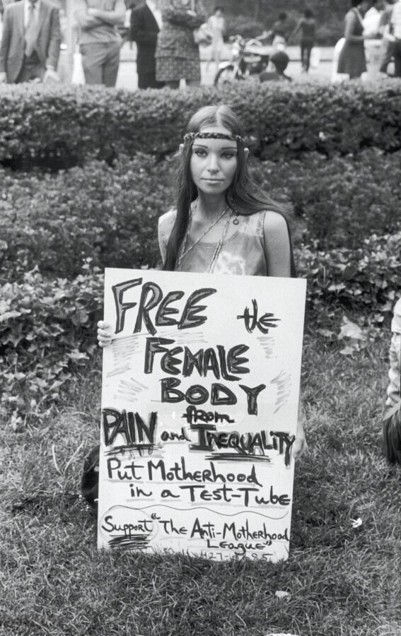26 августа 1970 года. Женский марш в Нью-Йорке. Девушка из «Лиги против материнства». 
