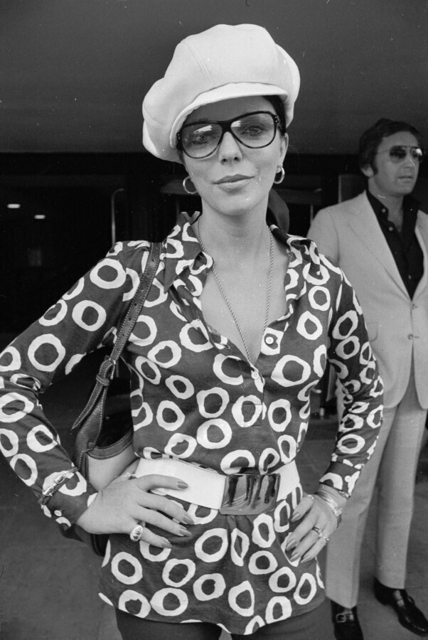 8 августа 1970 года. Британская актриса Джоан Коллинз в аэропорту Хитроу.