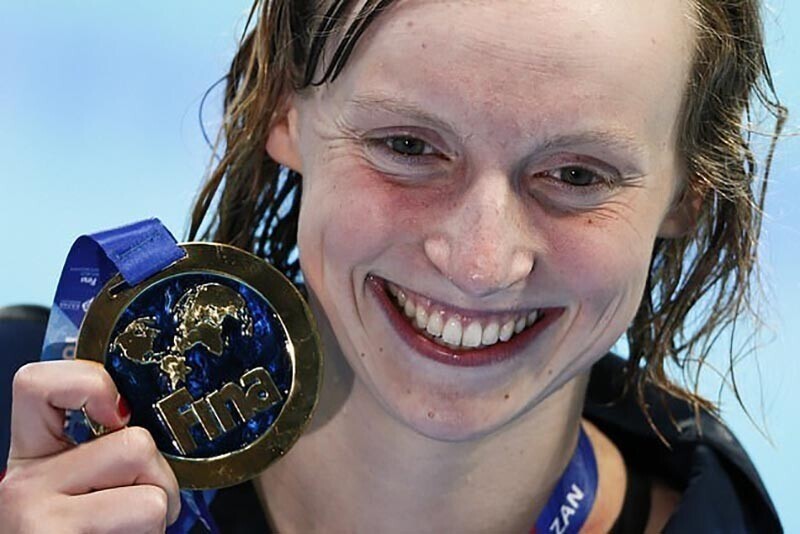 Пятикратная олимпийская чемпионка проплыла дистанцию со стаканом молока на голове