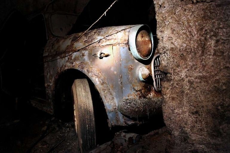 Застывшие во времени — автомобили в заброшенных катакомбах Второй Мировой войны