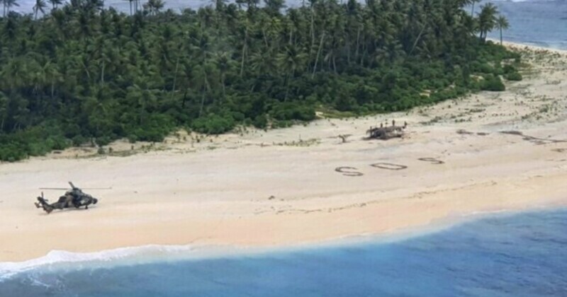 Троих моряков нашли на необитаемом острове благодаря большой надписи на песке