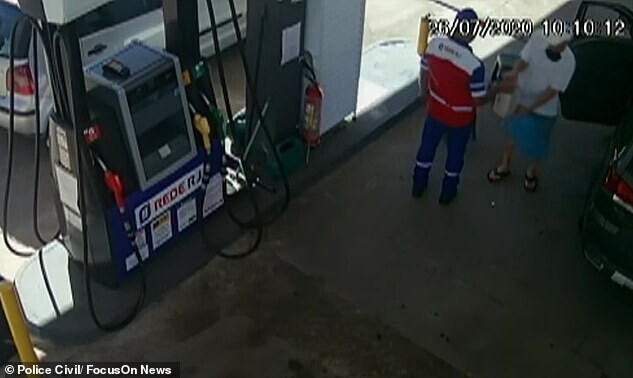 Кадры, на которых пенсионер покупает канистру с бензином на местной заправке