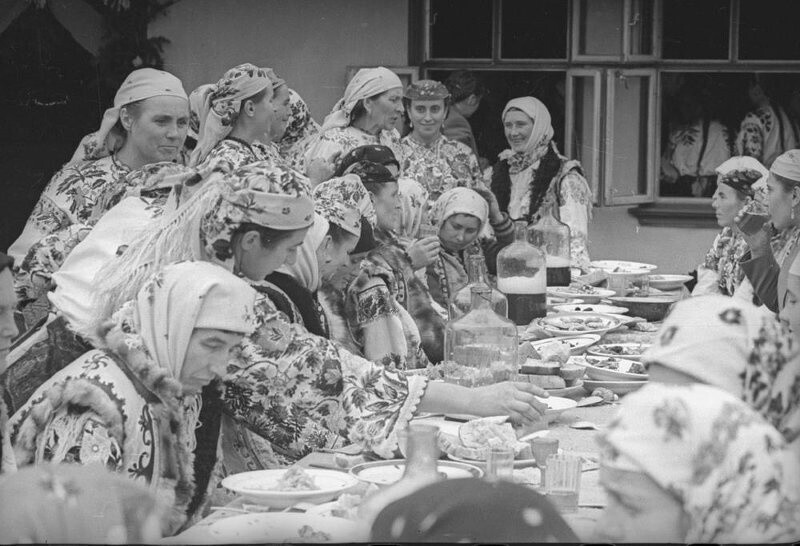 За свадебным столом. Черновицкая область, Украинская ССР, 1960 год. Автор фото: Всеволод Тарасевич.