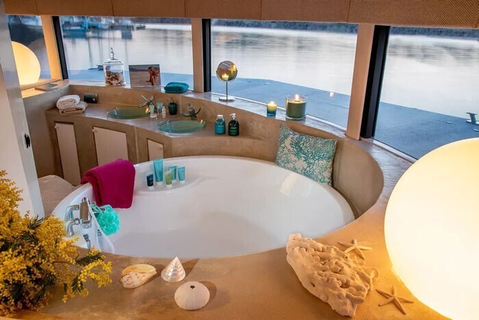 Anthenea - эко-отель во Франции с плавучими капсулами