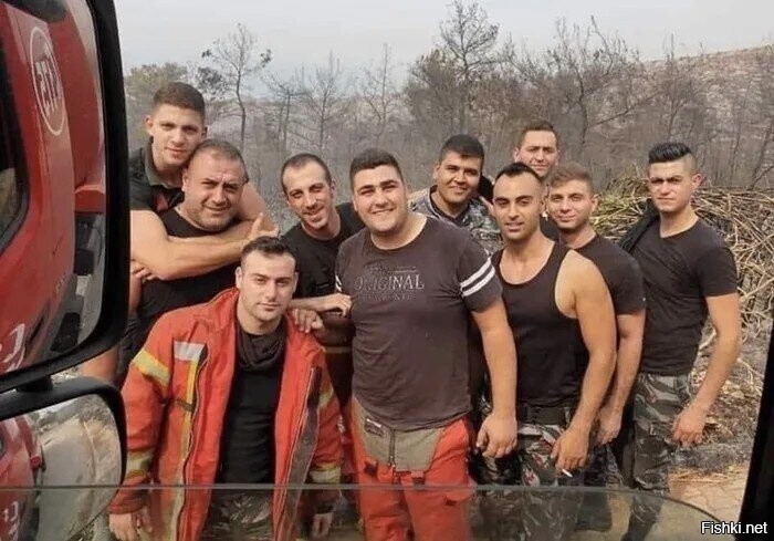 Бригада пожарных,погибших при тушении пожара на месте взрыва в порту Бейрута ...