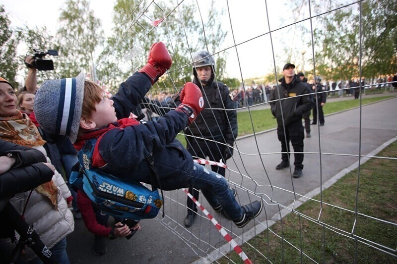 Хабаровские шествия: оголтелые родители привели детей посмотреть на стадо баранов