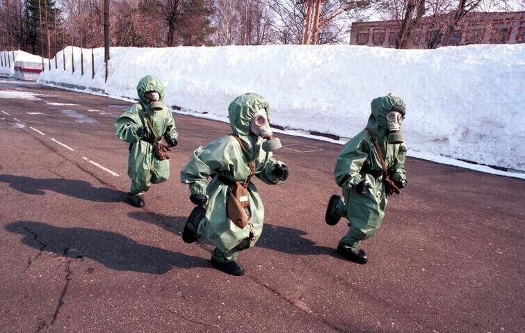 Дети в защитной одежде учатся реагировать на химическую атаку, Кинешма, 5 марта 1999 года