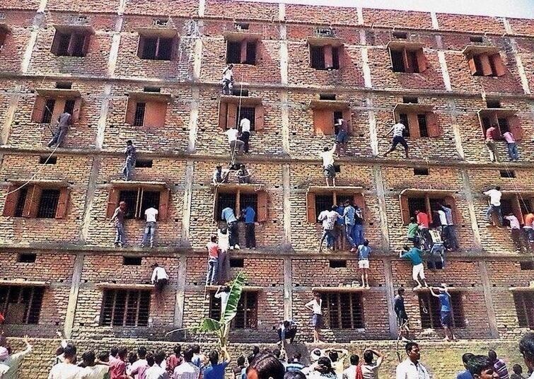 На фотографии — школа в Индии. Идут экзамены. Волнующиеся родители пытаются подсказать что–нибудь своим чадам через окно ну или подкинуть шпаргалку на худой конец.