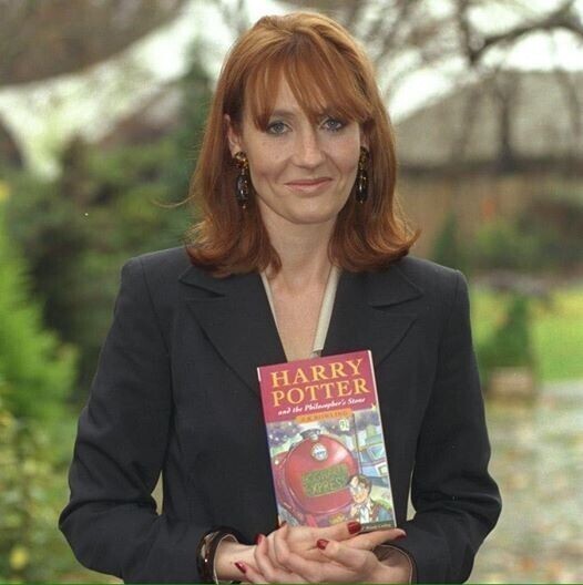 Джоан Роулинг держит в руках первый опубликованный роман о приключениях Гарри Поттера, Лондон 1997 год