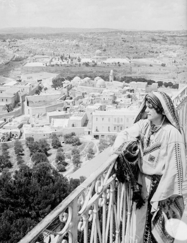 1918 год. Женщина смотрит на Иерусалим с Елеонской горы.