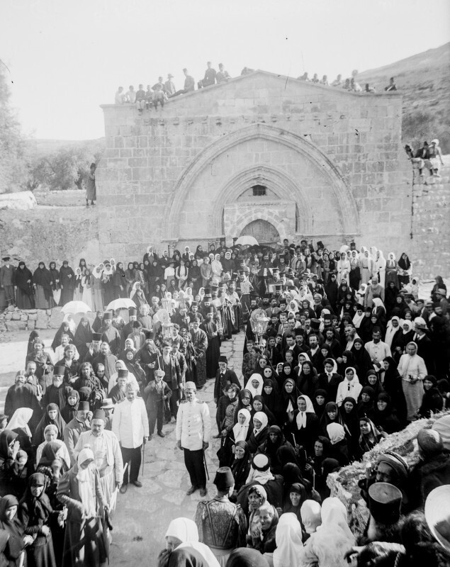 1915 год. Греческие православные христиане собираются у могилы Девы Марии.