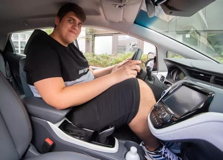 Как живет и водит машину 19-летний великан ростом 2,24 м