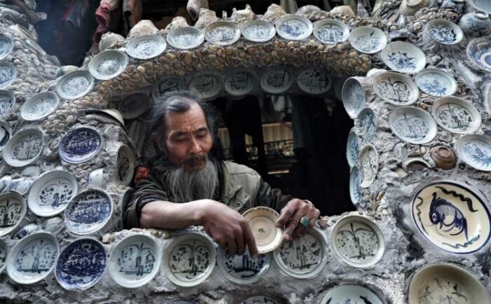 Вьетнамский  мужчина украсил дом  фарфоровой посудой