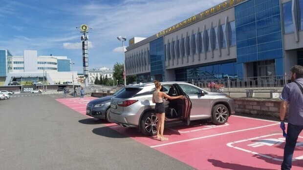 Феминистки и ГИБДД рады: в Казани закрасили легендарную розовую парковку