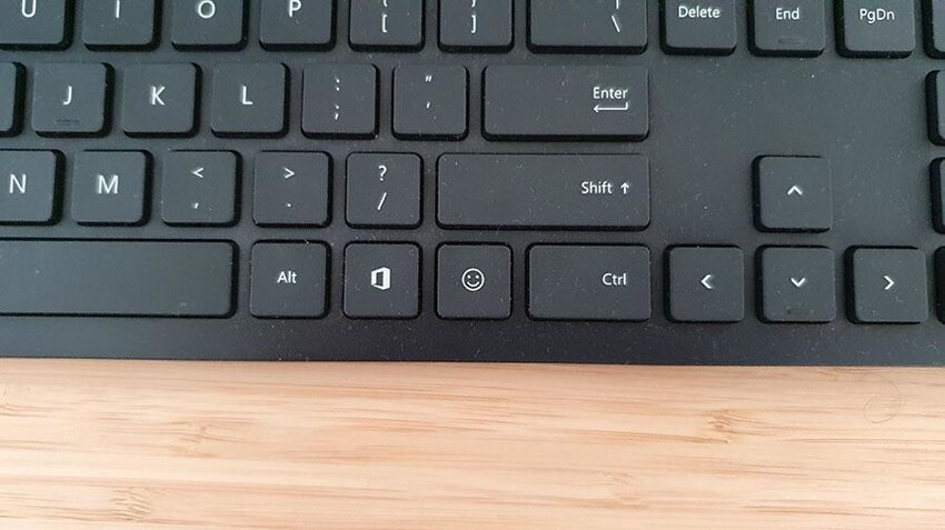 У этой клавиатуры есть кнопка смайлика