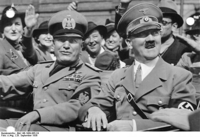 Бенито Муссолини и Адольф Гитлер прибывают в Мюнхен для участия в Мюнхенской конференции