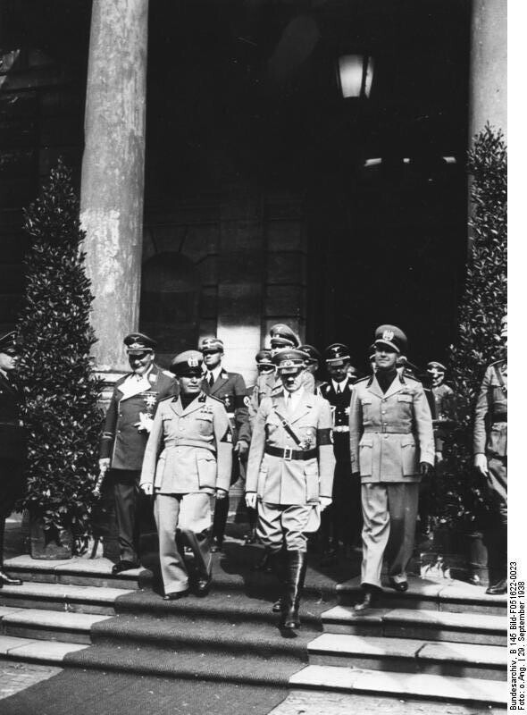 Рейхсмаршал Герман Геринг, Бенито Муссолини, Адольф Гитлер и граф Чиано на Конференции в Мюнхене