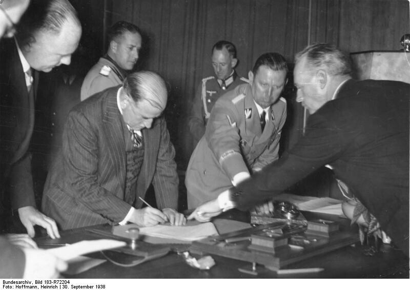 Премьер-министр Франции Даладье подписывает Мюнхенские соглашения 30 сентября 1938
