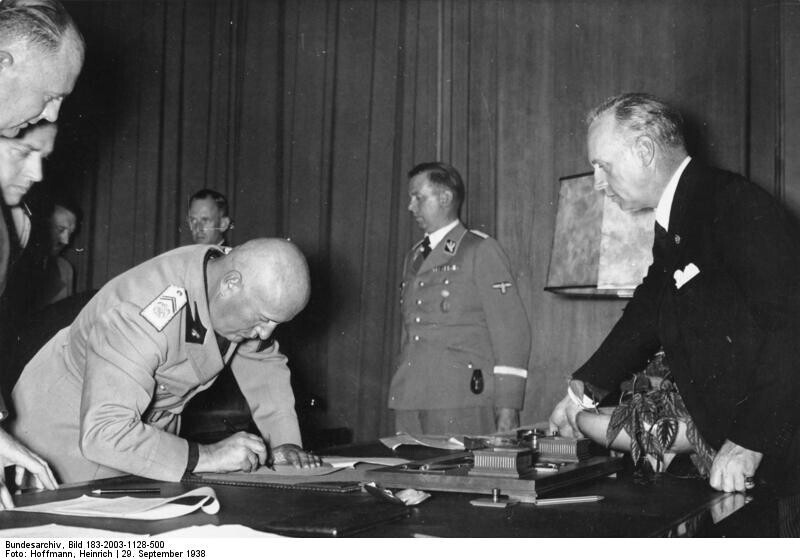 Муссолини подписывает Мюнхенские соглашения