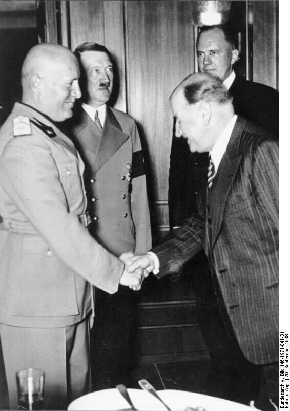 Бенито Муссолини, Адольф Гитлер, французский премьер-министр Даладье и переводчик Гитлера Шмидт на Конференции в Мюнхене, Германия.