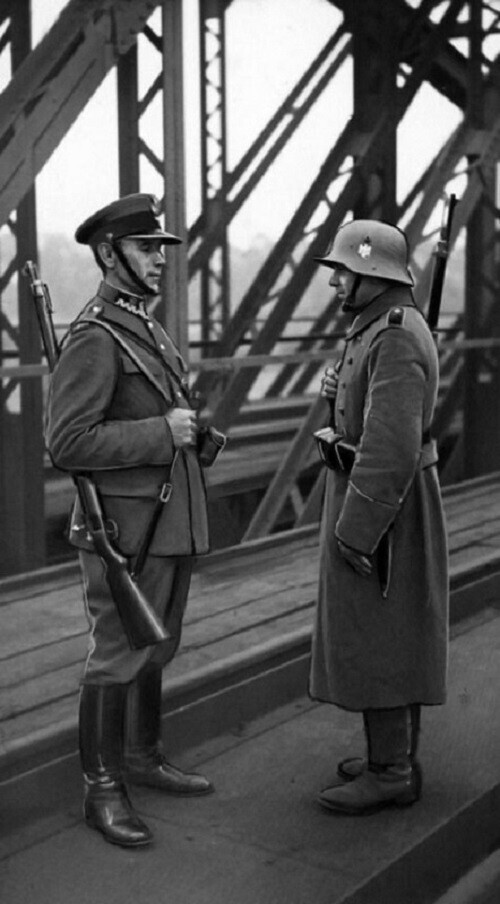 Немецкий и польский пограничник на железнодорожном мосту в захваченном поляками чешском городе Богумин.