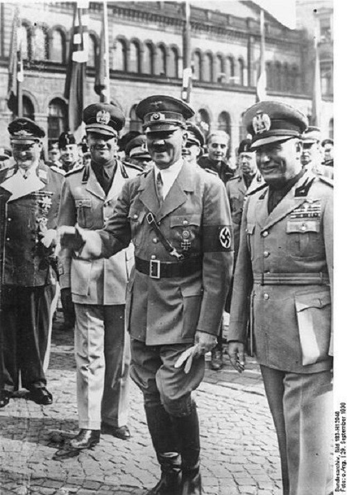 Встреча в Мюнхене Фюрера и Дуче после окончания Конференции. Позади них стоят рейхсмаршал Герман Геринг и итальянский министр иностранных дел граф Чиано