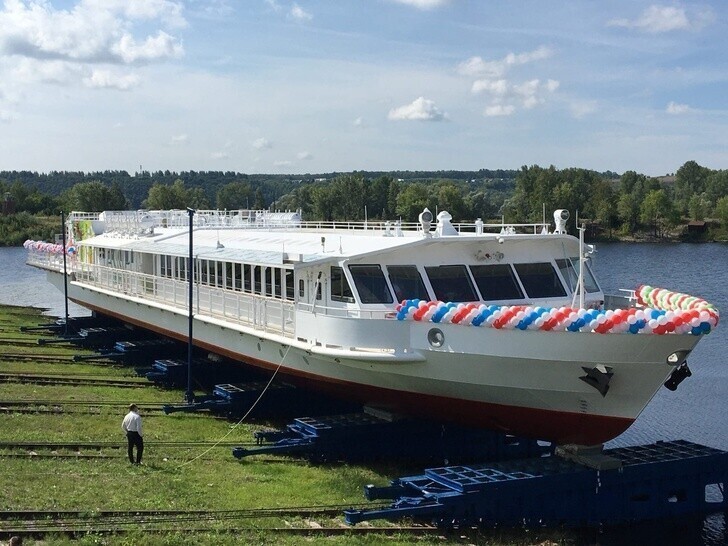 Зеленодольский завод спустил на воду первое в России речное судно на СПГ