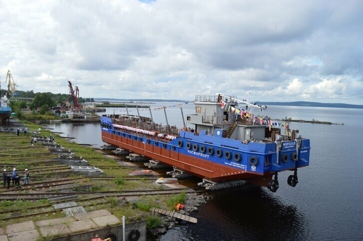 На Онежском ССЗ спущена на воду самоходная грунтоотвозная шаланда проекта НВ-600 «Морская»