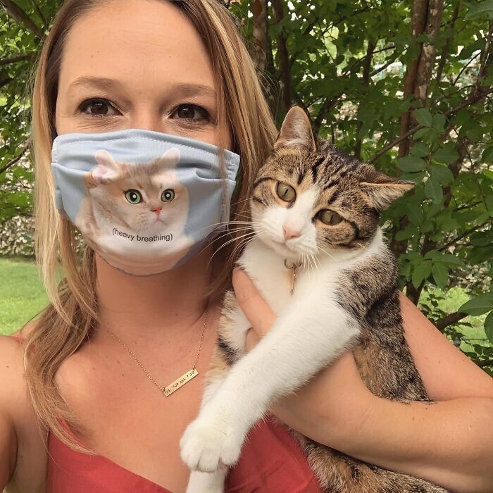 "Кажется, моей кошке не понравилась моя новая маска.."