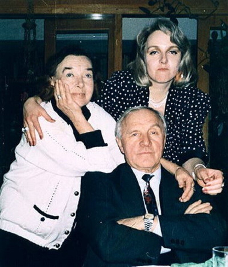 Михаил Ульянов со своей женой Аллой Парфаньяк и дочкой Еленой, 1997 год
