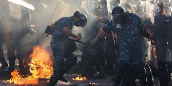 Бейрут снова в огне и дыму: в ходе протестов пострадали почти 500 человек