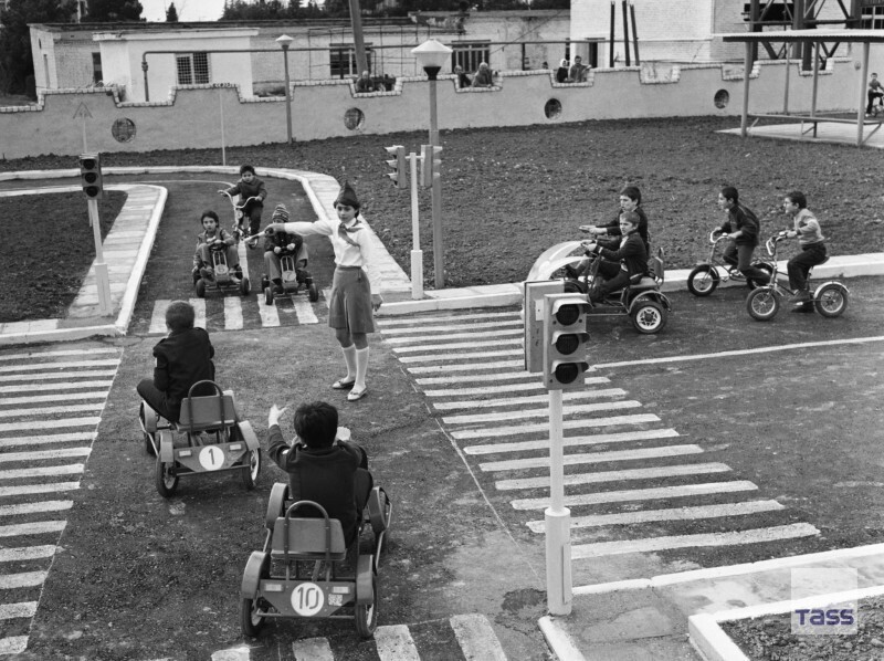 Дети изучают правила безопасности дорожного движения в Кутаиси, Грузия, 1986
