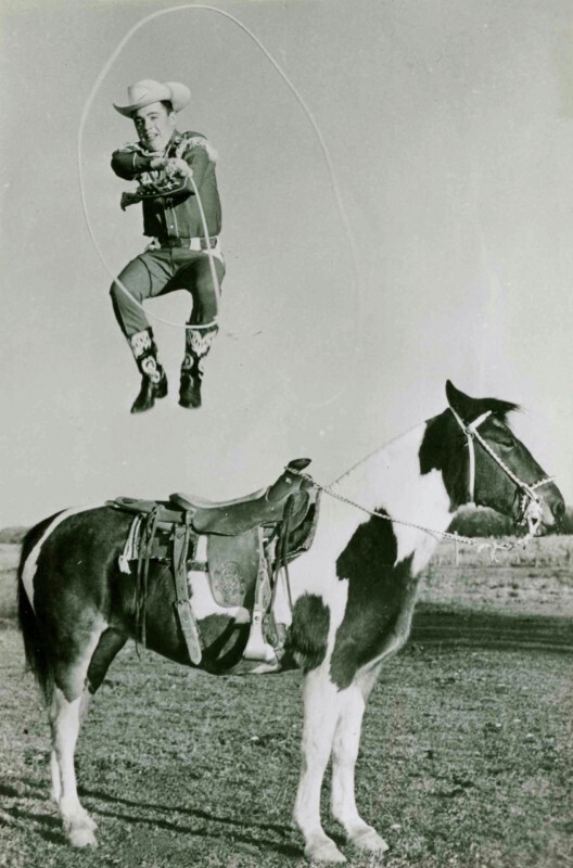 Ковбой выполняет трюк с кнутом, 1959 год.